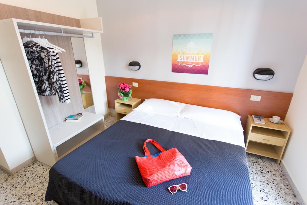 Hotel Byron Solo Per Giovani 리치오네 객실 사진